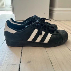 Adidas Superstar  - säljer dem eftersom jag köpte ett annat par som är liknande, storlek 40,5 och i bra skick