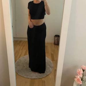 T-Shirt med knytning - T-shirt som man knyter i ryggen från H&M. Storlek xs.