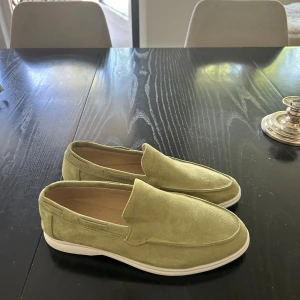 Loafers - HELT oanvända loafers i färgen olivgrön. Storlek 41. Säljer eftersom de inte passar och har inte möjlighet att skicka tillbaka pga lång leveranstid osv.    