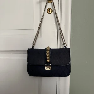Valentino väska - Valentino glam lock väska i denim liknande material. Funkar som både crossbody och på axeln. Skriv för fler bilder och mer info!!