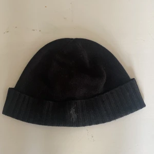 Ralph lauren mössa - One size(46 cm). Helt okej skick, använt några gånger. Kontakta vid frågor.