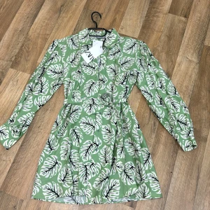 Grön skjortklänning  - Grön skjortklänning från zara i st xs oanvänd 