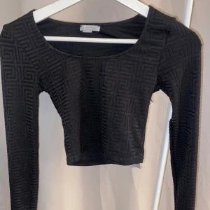Svart topp - Svart topp med detaljer, använd få tal gånger. 