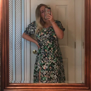 Blommig klänning  - Fin blommig klänning från hm. Storlek M. Endast använd ett fåtal gånger. 