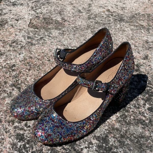 Glittriga klackskor  - Glittriga klackskor från Madewell. Använd ett fåtal gånger, men otroligt sköna! Tjockklack och cirka 5 cm klack. 