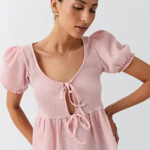 Säljer en rosa tie front top från Gina Tricot som är helt ny och aldrig använd. Säljer en exakt likadan i vit som du kan kika på om du vill. Behövde sälja den här då retur tiden hade löpt ut. 