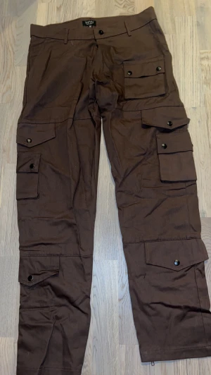 Bruna cargobyxor - Bruna cargobyxor från bohooman storlek m aldrig använda 