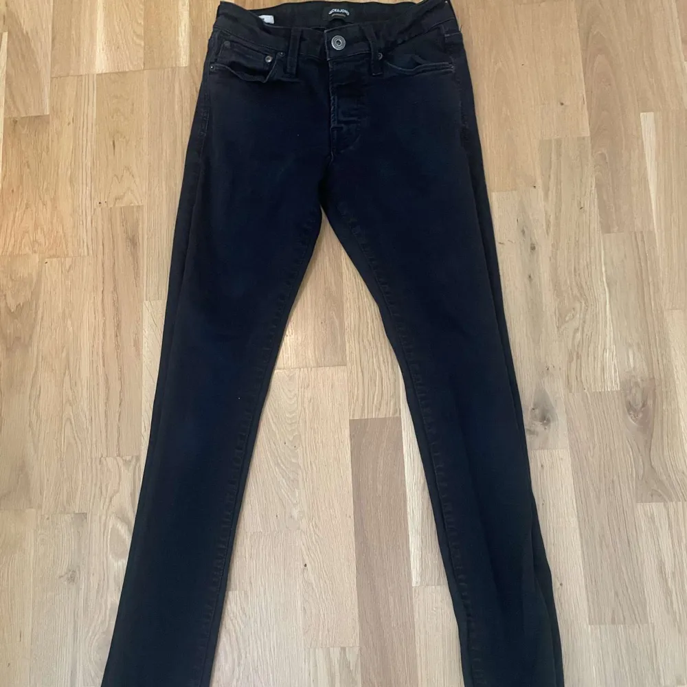 Tja! Säljer nu denna snygga Jack and Jones byxan i svart färg för endast 400kr! 7/10 skick!. Jeans & Byxor.