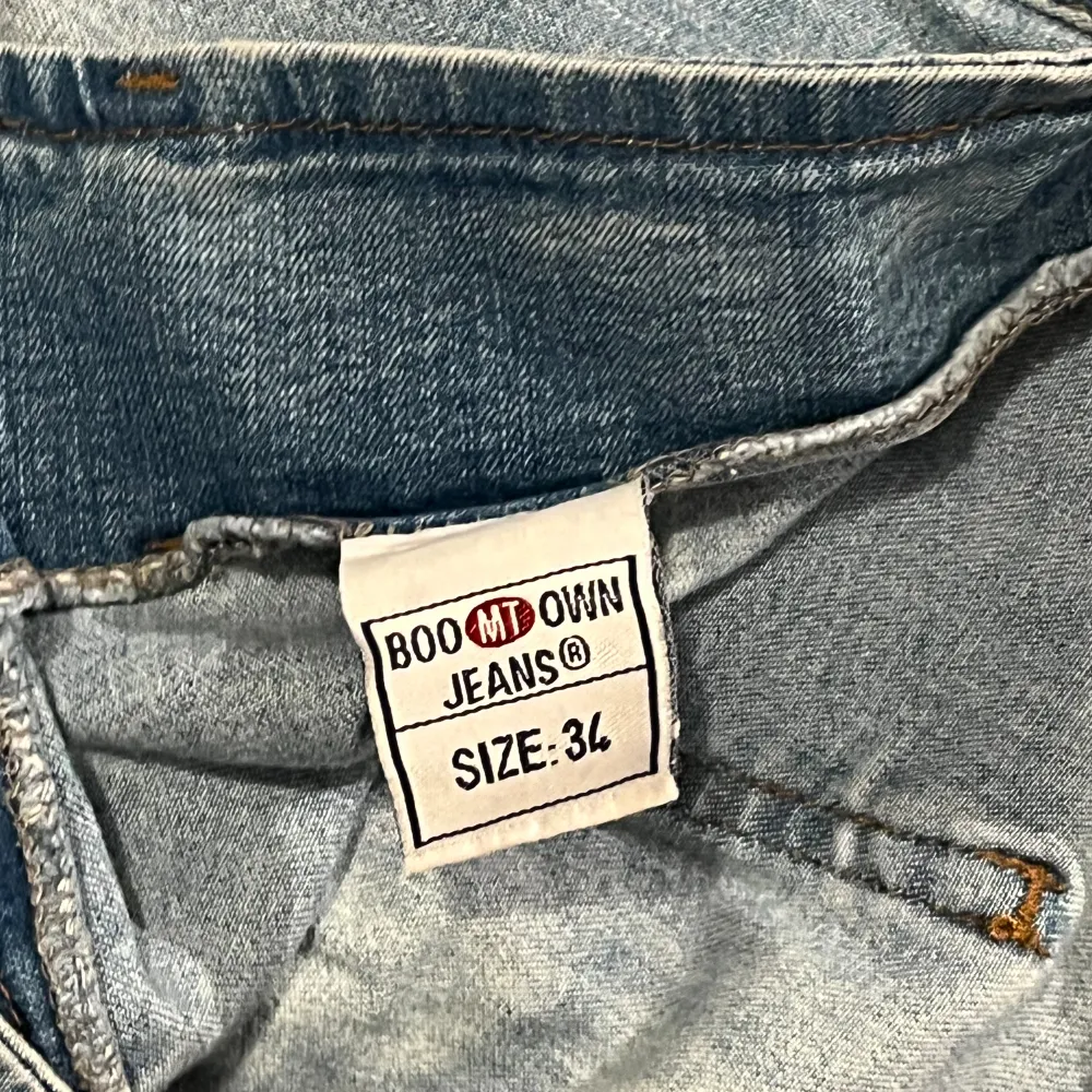 Ett par SÅ snygga jeans köpta second hand, de har så fina detaljer på framsidan. Tyvärr passar de ej mig. Märket är ”boom town jeans”, storlek 34. Priset går att diskutera, så våga pruta! Om ni har frågor är det bara att kontakta mig 💗. Jeans & Byxor.