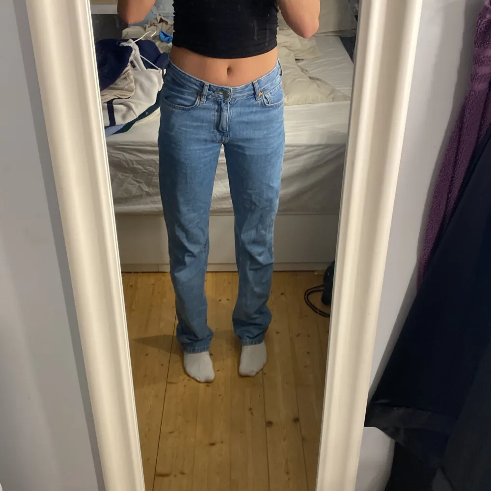 Mid-rise jeans från bikbok. Super fina och knappt använda. Skriv till mej om ni har några frågor!!!. Jeans & Byxor.