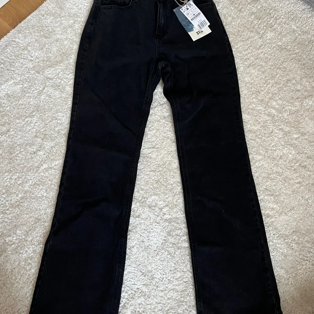 Ett par svarta strandivarius jeans i storlek 38💗 modellen är straight, helt oanvända alla lappar sitter kvar!! Nypris ligger på 379kr och säljer för 300kr!!!!. Jeans & Byxor.