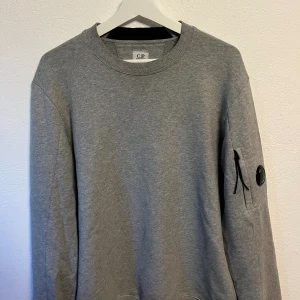 CP Company tröja - Säljer min CP Company tröja på grund av att den aldrig används längre. Köpt på Inside i Kalmar, har även kvitto samt påse. Storlek M. Cond 8.5/10. Mvh Fabian