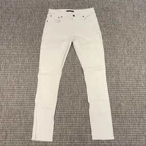 Nudie jeans  - Hej! Säljer nu dessa super snygga nudie jeans. Perfekta nu till sommaren. Jeansen är i toppskick. Modellen heter skinny Lin