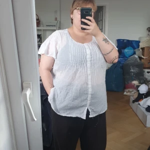 Vit blus - Löst sittande tun blus, perfekt för sommaren