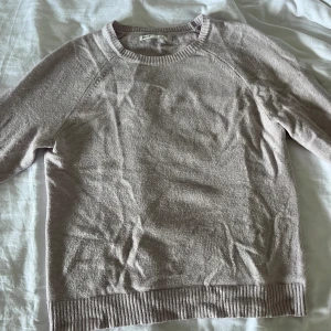 Lila stickad tröja  - Jättegullig ljuslila stickad tröja från Vila, superskön nu på sommarkvällar 💜