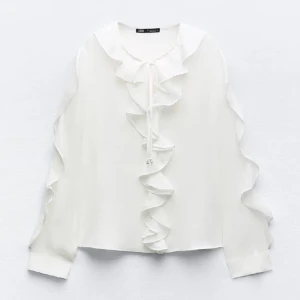 Vit zara blus - Superfin blus från zara i storlek XS. Den är i superfint skick, endast andvänt 2 ggr.