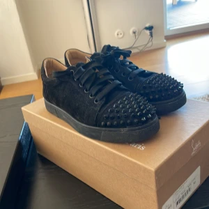 Christian Louboutin  - Skön skor från det exklusiva varumärket Christian Louboutin skorna är i storlek 36,5 passar-38 skulle jag säga dessa funka för mig när jag hade 38-39