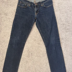 Mörk blåa nudie jeans - Tja säljer dessa feta nudie jeans som är i ett perfekt skick för ett väldigt bra pris. Storleken är 30/32, ifall du har några frågor är det bara att fråga. 