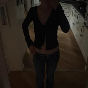 Mörkblå gina tricot tröja! - Säljer denna fina tröja från gina tricot i färgen mörkblått, då den tyvärr inte kommer till användning. Tröjan är i gott skick och har använts två gånger. Köpte tröjan för 299kr