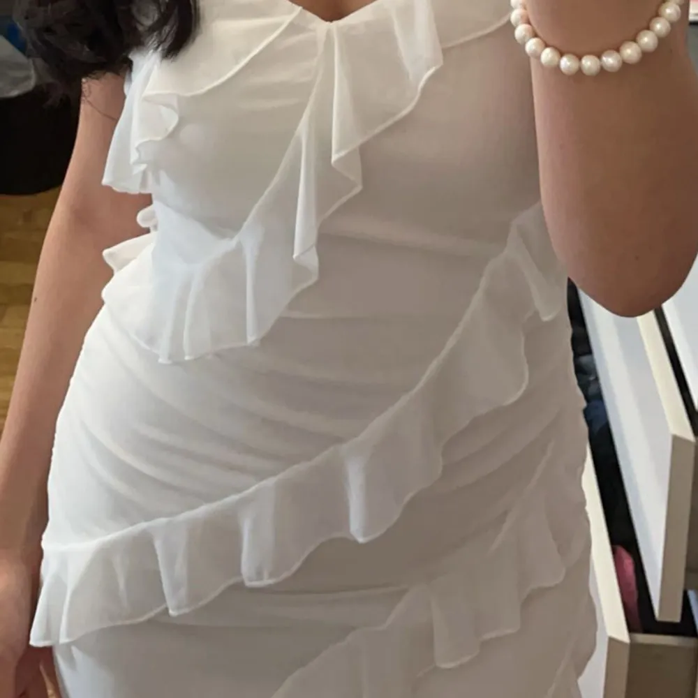 Populär vit volang klänning! Använt endast 1 gång. Strl: S. Köpt från Shein. Kom privat för frågor och fler bilder! Perfekt sommarklänning😍. Klänningar.