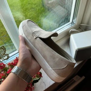 Feta sommar loafers - Sjukt snygga loafers som är perfekta för sommaren. Skorna är ljusbeigea och i skön mocka. | ANVÄNDA ENDAST 1 GÅNG | säljer dem för jag fick skoskav. Använde dem under skolavslutning och balen så går verkligen till allt. | PRIS: diskuterbart 