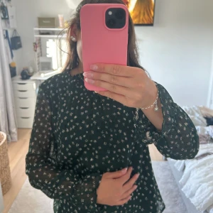 En grön blommig blus!  - En söt blommig blus från Only i storlek 36. I ett bra skick och säljer den pågrund av att jag inte har någon användning utav den längre.  🌸🌸 
