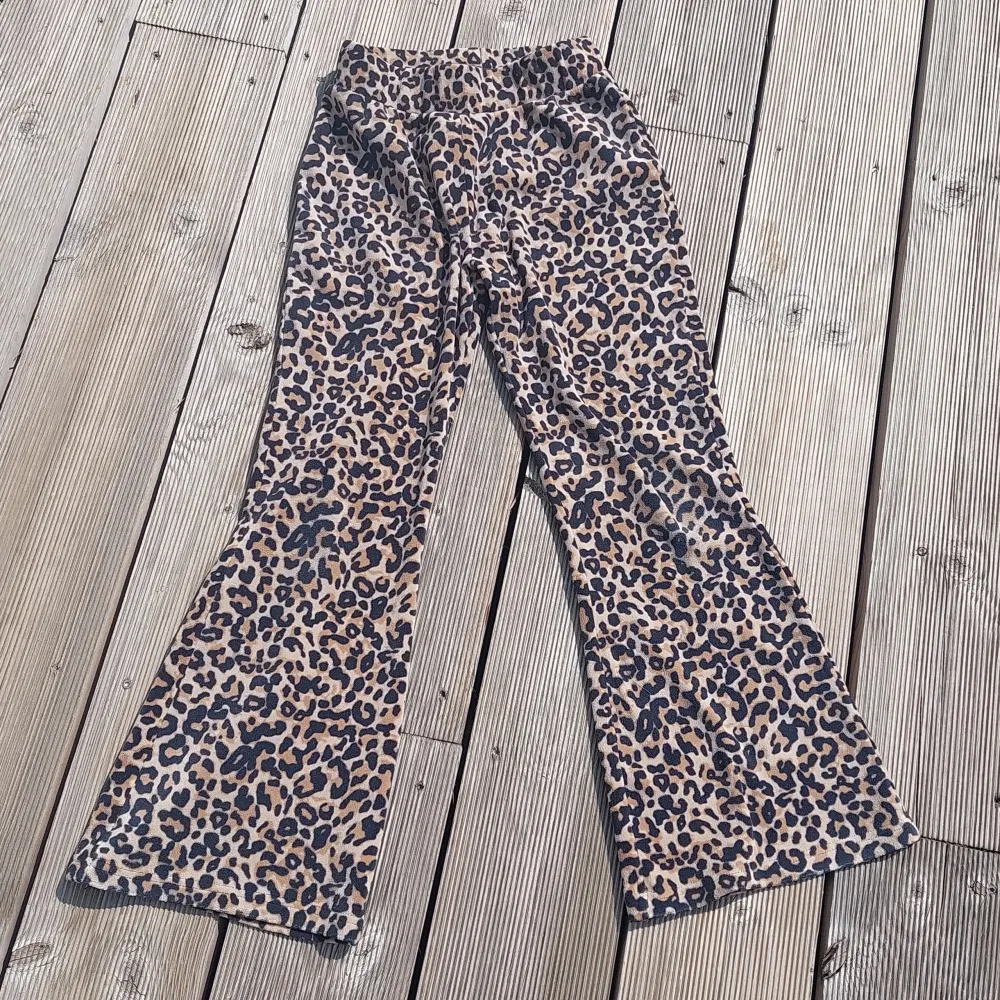 Skitsnygga leopardmönstrade byxor! . Jeans & Byxor.