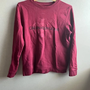 Calvin Klein tröja  - Jättefin tröja o fin färg men kommer ej till användning Eftersom jag har bytt stil