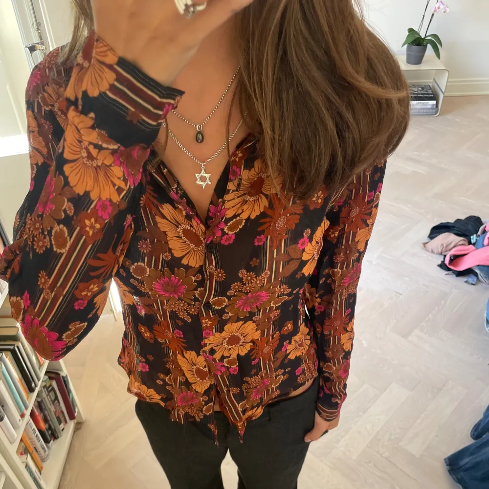 TOMMER GARDEROB KOLLA PROFIL💕Säljer denna supercoola vintageskjortan i tunt/flowigt material med blommiga detaljer, ger lite Jennifer Aniston 90’s vibe supernajs till vardags eller att klä upp med ett par fina skor & kostymbyxor 🔥😚. Blusar.