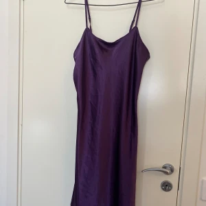 Klänning/nattlinne - En lila klänning/nattlinne i glansigt tyg från Kappahl i storlek 34/36
