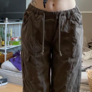 brun-gråa cargo byxor - super fina men lite för korta för mig, passar någon på 160cm :)