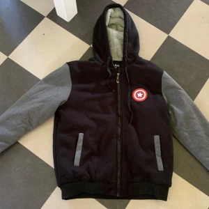 Captain America - First Avengers Jacka Storlek Medium - Knappt använd - som ny 
