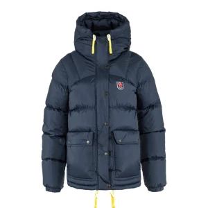 Fjällräven jacka  - Intressekoll på min fjällräven jacka i storlek XS dam. Köpte i vintras, har tröttnat lite på den. Fint skick💗 köpt för 7000, bud 5000. OBS: detta är en intressekoll så vet ej om jag vill sälja