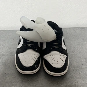 Nike dunk panda - Tjena säljer min brors pandas eftersom han inte använder dom längre. Dom är i storlek 41 och som ni ser på bilden är de lite smutsiga men annars är de bra skick. Creasskydd följer även med. Hör av er vid funderingar. Pros kan diskuteras