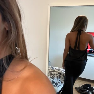 Silkes fest topp - Fest topp i silke knyte i nacken 