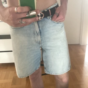 H&M Jeans Shorts Relaxed fit - Ett par Relaxed fit jeans som skulle passa bättre på någon annan