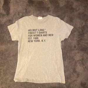 Helmut Lang t-shirt - Säljer denna snygga t shirt som är i toppskick och knappt använd, storlek large men passar medium. Pris 349
