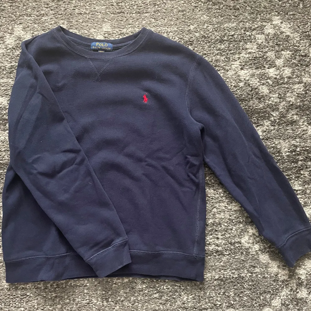 Hej säljer denna Ralph Lauren sweatshirt för 300kr.  Tveka inte att höra av er vid frågor. . Hoodies.