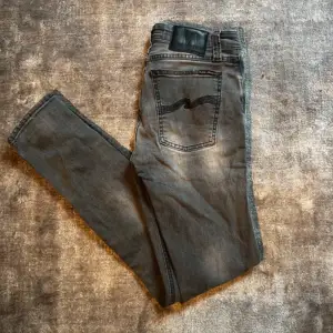 Tja, säljer dessa riktigt snygga nudie jeans. Dom sitter riktigt bra med schysst kvalitet. Nypris ligger på 1500 kr, mitt pris ligger på 359 kr (priset är inte fast) så tveka inte på att höra av er!
