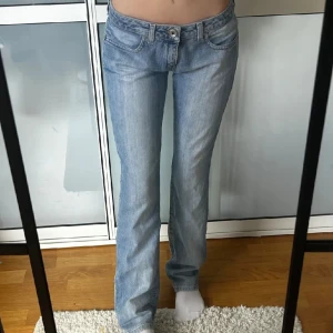 Bootcut jeans low waist - Säljer vidare dessa jeans från Big star, köpta här på plick. OBS! Första bilden är från förra ägaren. Säljer eftersom dem var för tajta för mig. I fint skick annars och inga defekter. Midjemått rakt över: 37 cm Innerbensmåttet: 80 cm
