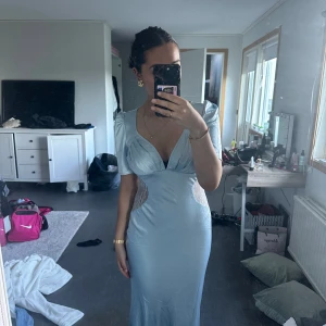 Långklänning från boohoo  - Fin ljusblå klänning som inte kommer till användning. Enbart testad med prislapp kvar 