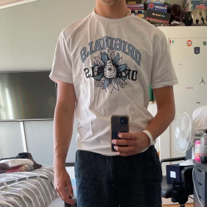 Vit t-shirt  - Använde den en gång innan jag bytte stil helt.  Väldigt bra skick. Den är i stor storlek men den passar mig perfekt.