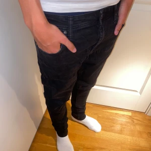 Jack & Jones jeans - Tja. Säljer dessa snygga Jack&jones jeans för 100kr. De är i bra skick. De är storlek 31/30. Om ni har några frågor eller vill köpa kontakta mig.