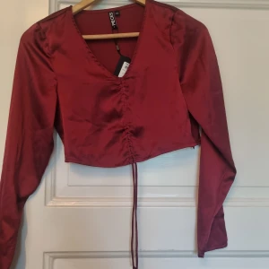 Croptop vinröd - Oanvänd med lapp kvar, kan dras åt. 
