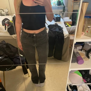 Jeans från hm - Jeans från hm med slits längst ner, vet inte exakt storlek då jag klippt bort lappen men 38/40  200kr inklusive frakt💘