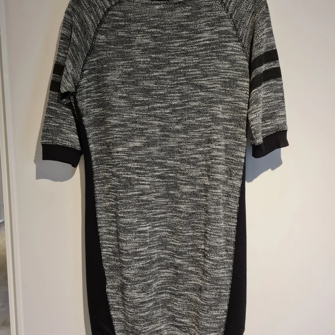 Svart och grå klänning  - 90