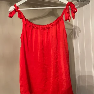 Topp - Så himla fin sommartopp från Saint Tropez med knytning!! Aldrig använd 