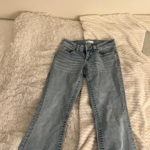 Ljusblåa bootcut jeans - Supersnygga lågmidjade jeans som passar till allt! De är använda 1 gång så i väldigt bra skick. Säljs eftersom de inte kommer till användning. 💗 Nypris: 500:- Pris kan diskuteras🫶🏻