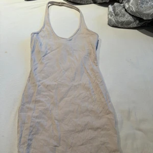 Klänning - En super fin klänning ifrån H&M. Den har en liten fläck på baksida längst ner ( se bild 4 ) men inget som man ser så tydligt. Annars är den i bra skick! Pris kan diskuteras 🩷