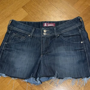 Lågmidjade shorts - Lågmidjade shorts med fina bakfickor, klippta till en fin längd, använd några gånger